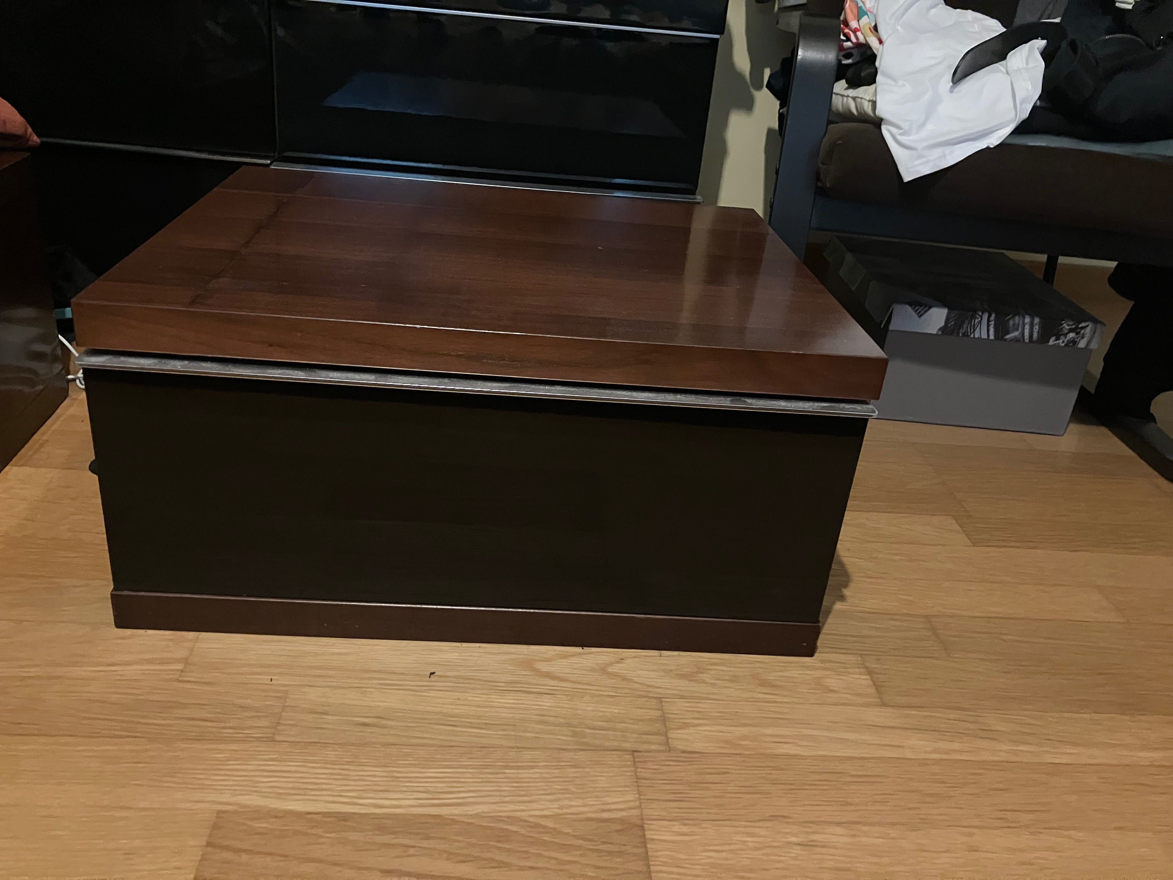 Vende-se cama de casal ( 2 mesas de cabeceira incluídas)