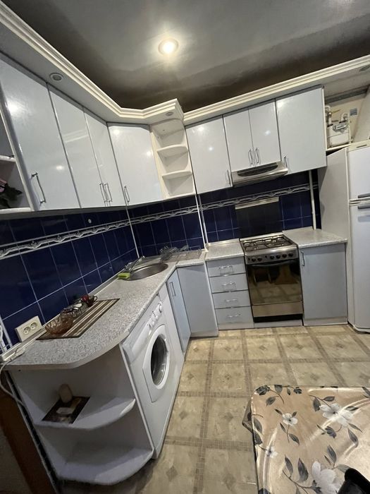 Угловая кухня с мойкой краном вытяжкой кухонный гарнитур шкаф на кухню