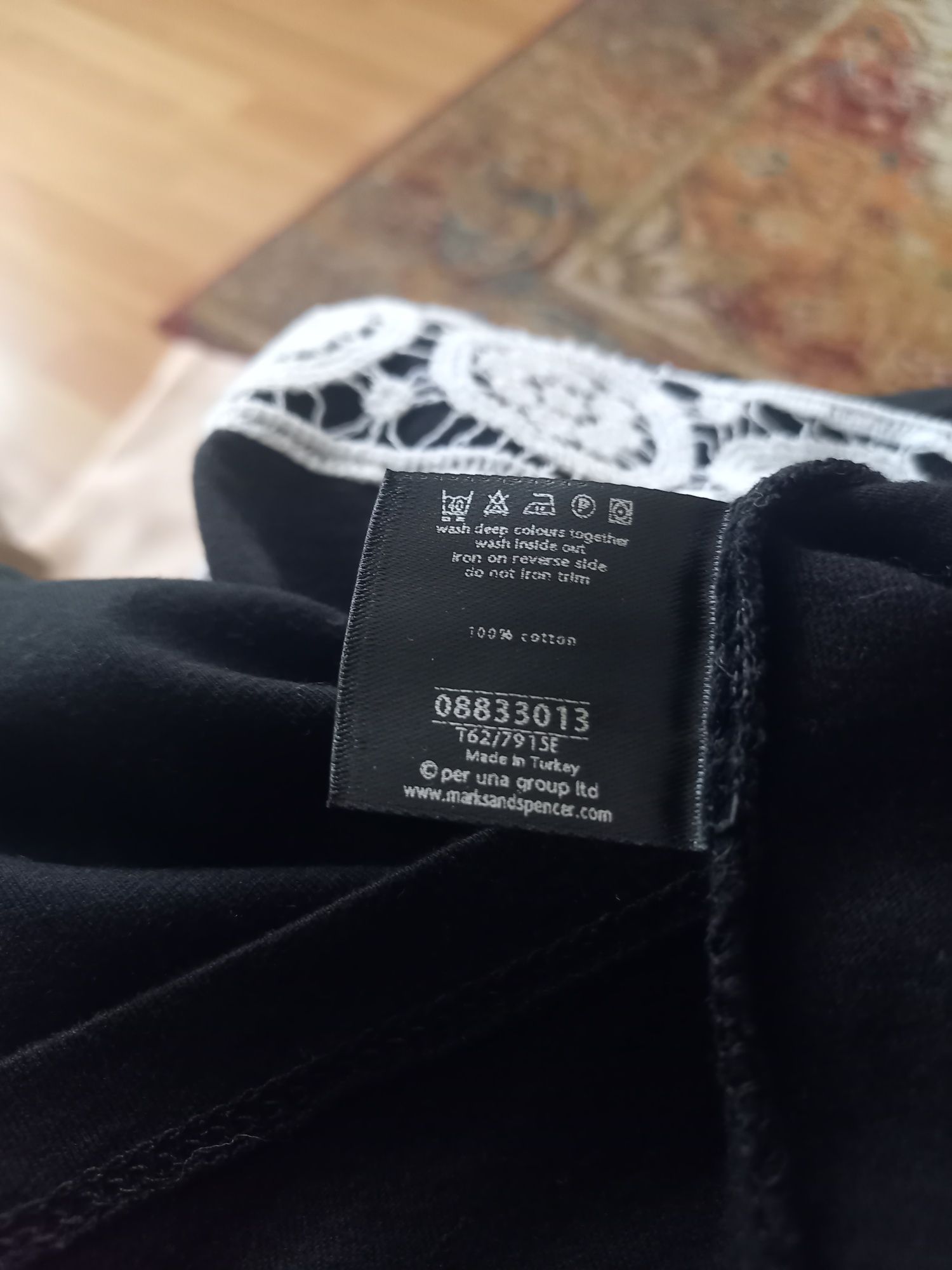 Top czarny firmy Marks&Spencer rozmiar 14