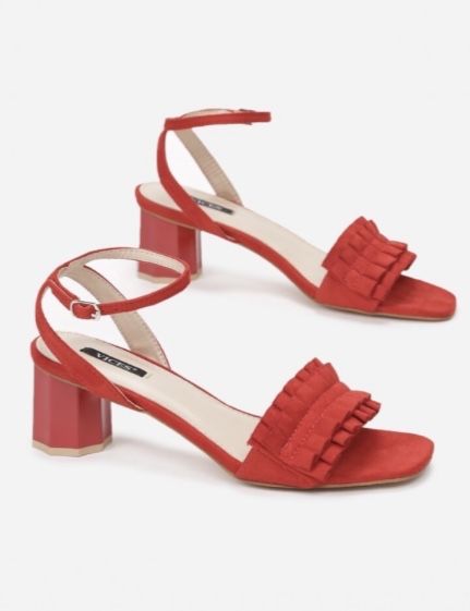 Czerwone sandalki z zapieciem wokol kostki