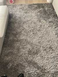 Carpete cinza de pelo médio