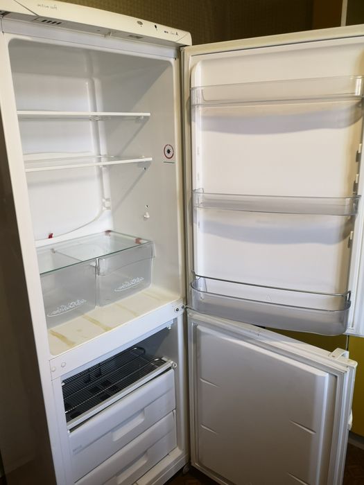 Холодильник двокамерний Snaige.