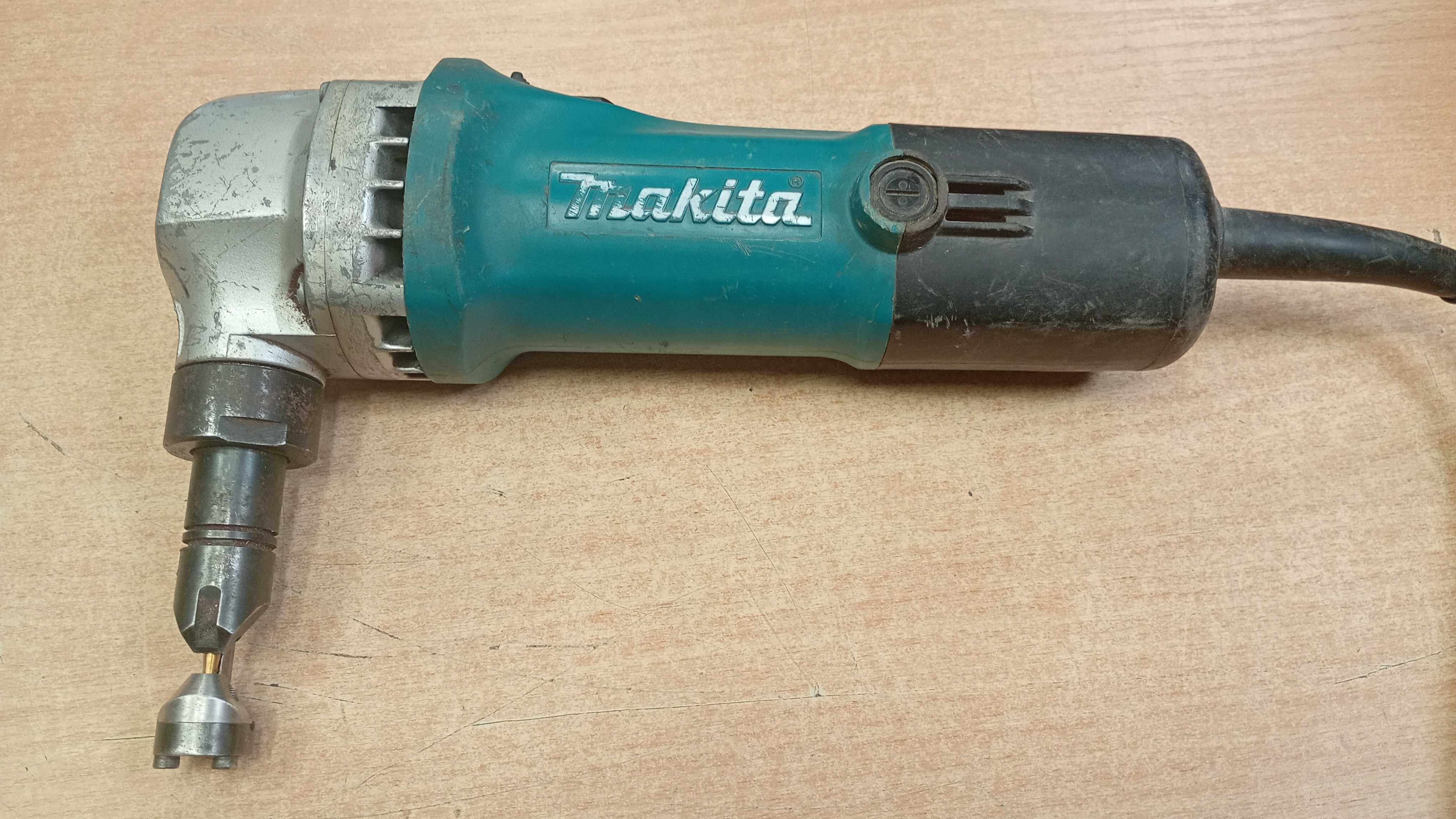 Nożyce skokowe do blachy 550W MAKITA JN1601  Komis MADEJ Dębica