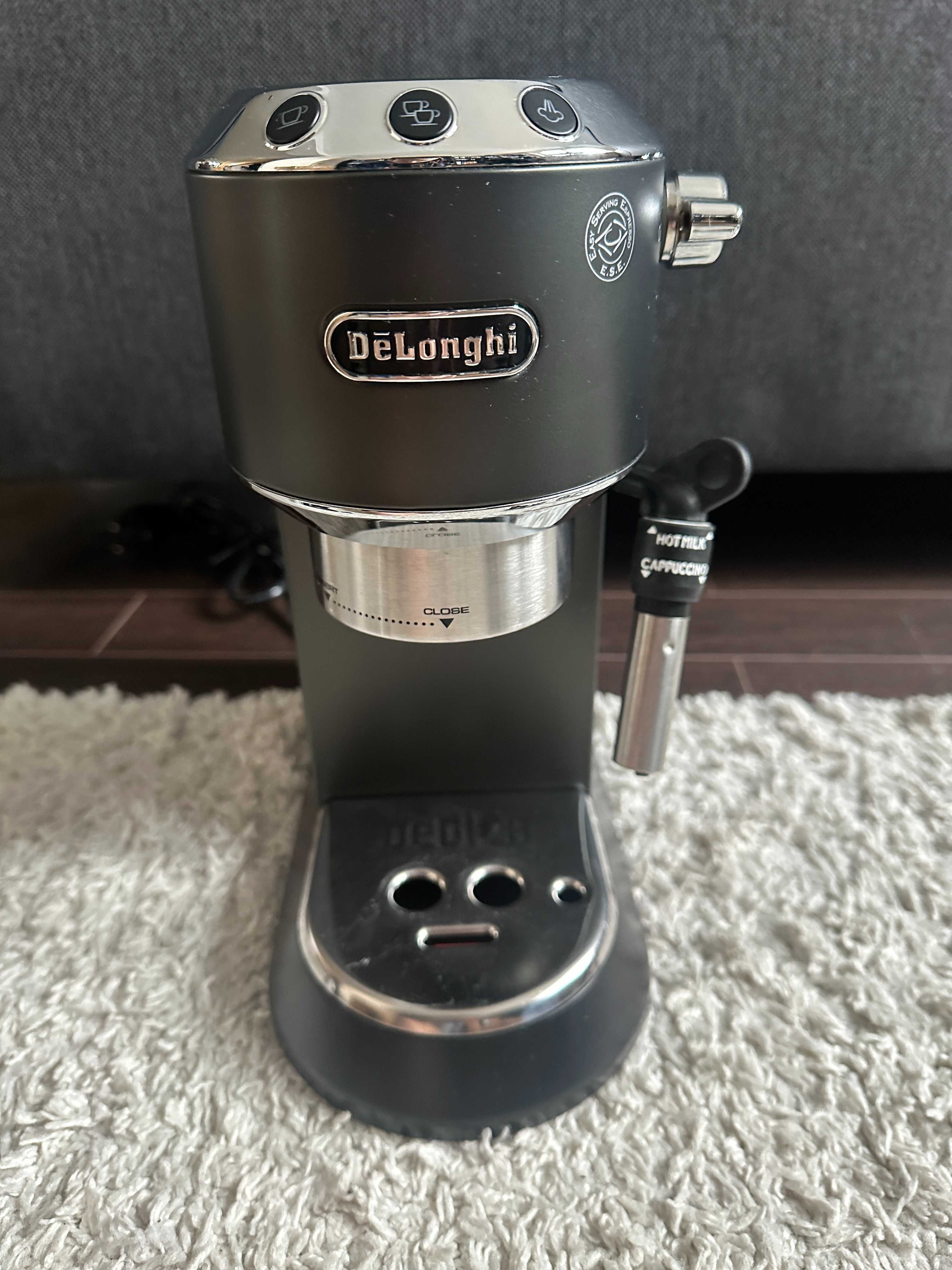 DeLonghi Dedica EC 685 czarny + młynek + zestaw akcesoriów do espresso