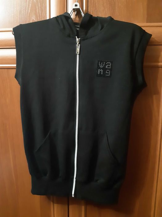 Безрукавка с капюшоном