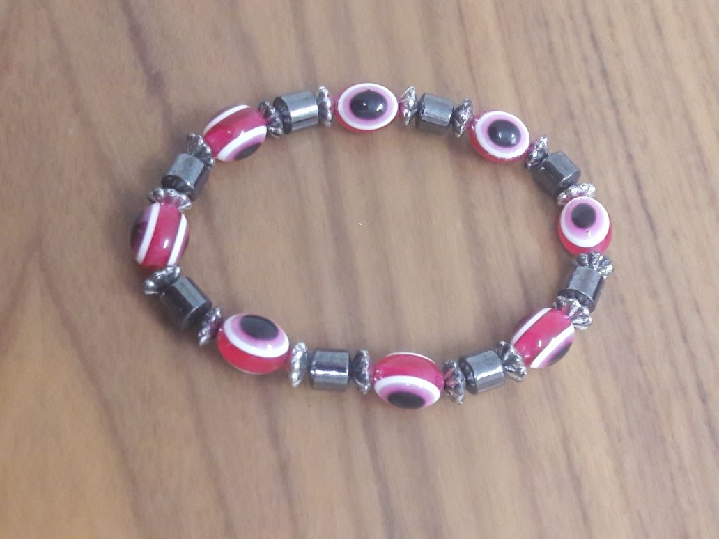 Pulseiras (corações e olho vermelho)