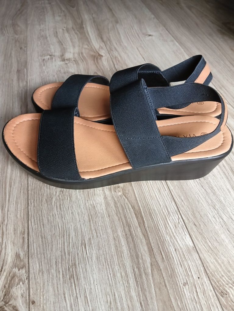Nowe sandały na koturnie VIA Ravia 39