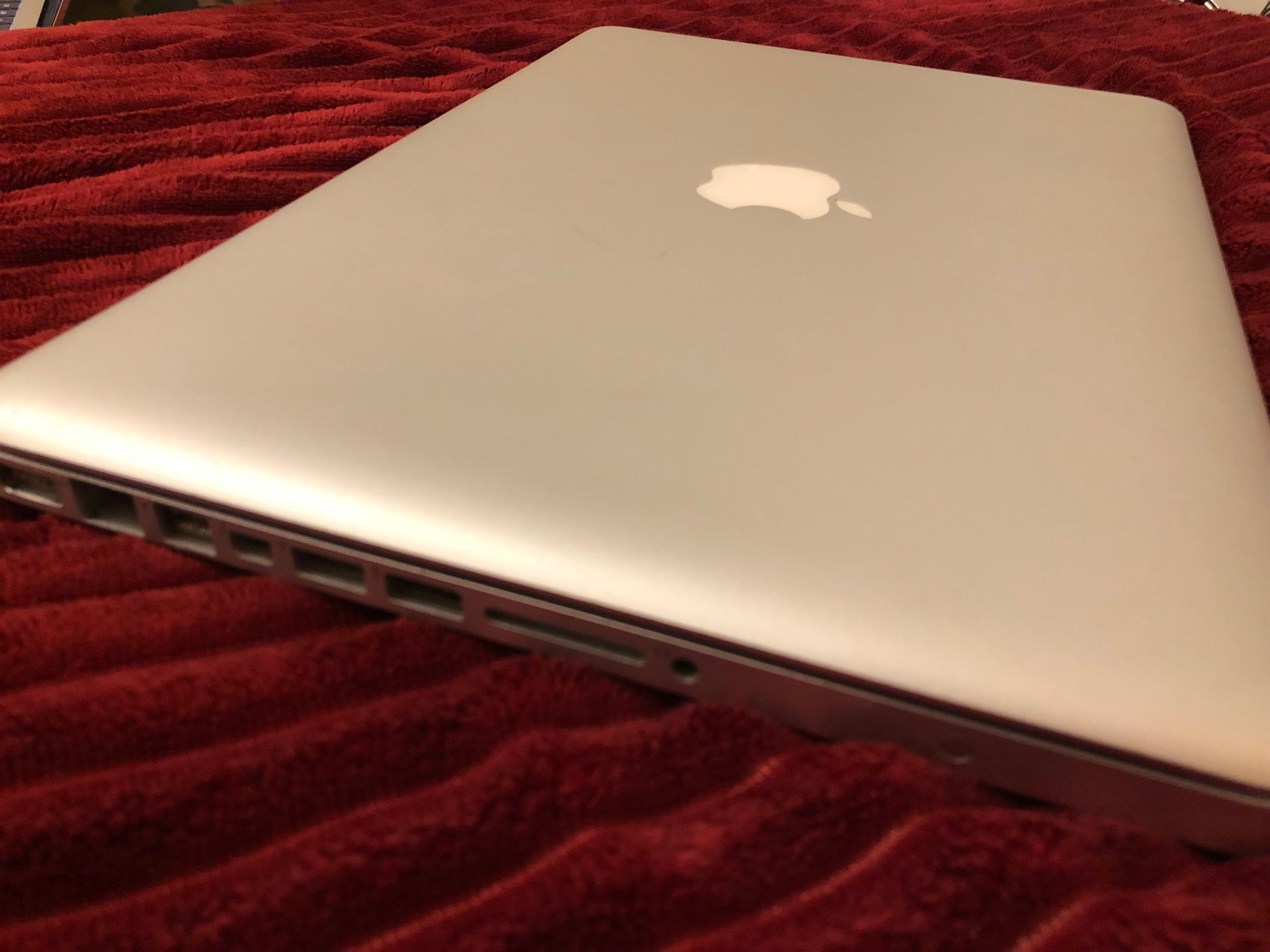 MACBOOK PRO 13.3 POLEGADAS / 8GB MHz / 480 GB sata