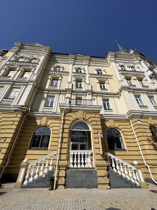 Фасадне приміщення на Воздвиженці, Презентабельна вхідна група!