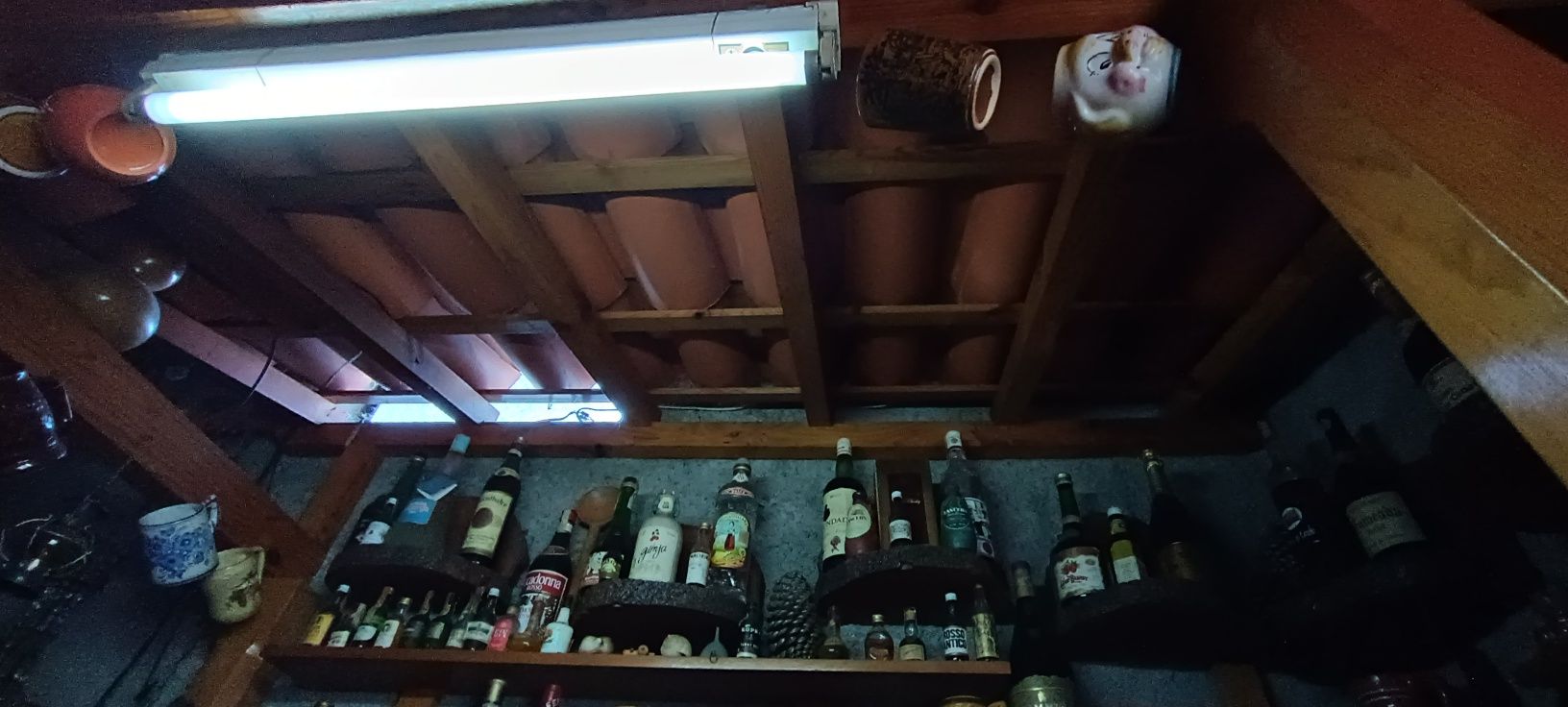 Bar de sala em madeira e telha