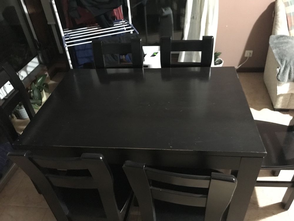 Mesa em madeira maciça com cadeiras