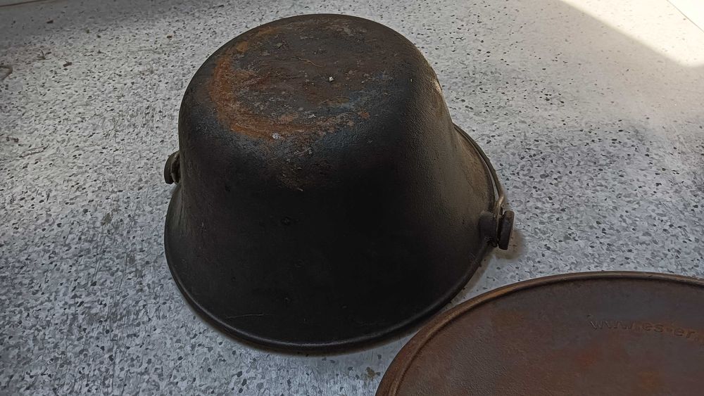 Stary ciężki żeliwny wiszący koziołek