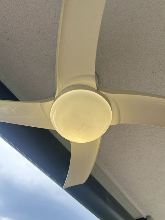 Wentylator z lampą i pilotem