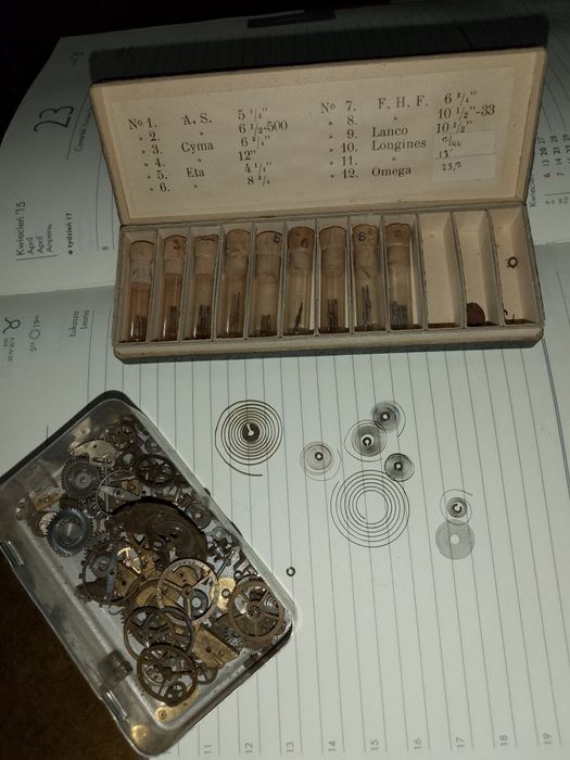 Części do zegarków.