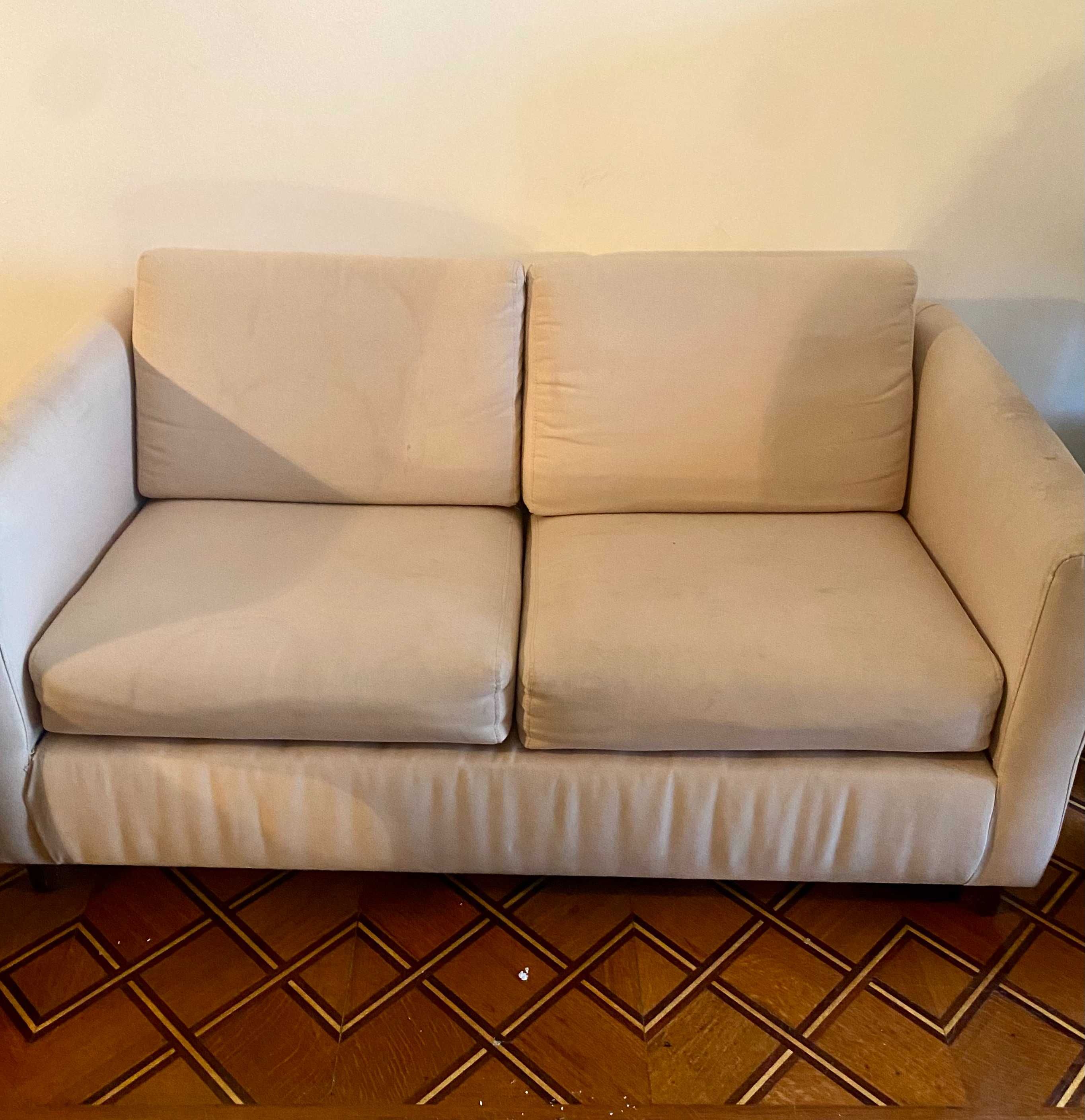 Sofá confortável em cor bege