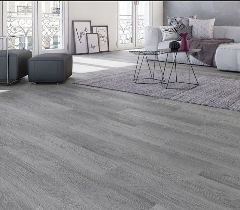 Montagem De Pavimento flutuante / vinílico SPC  e Rodapés