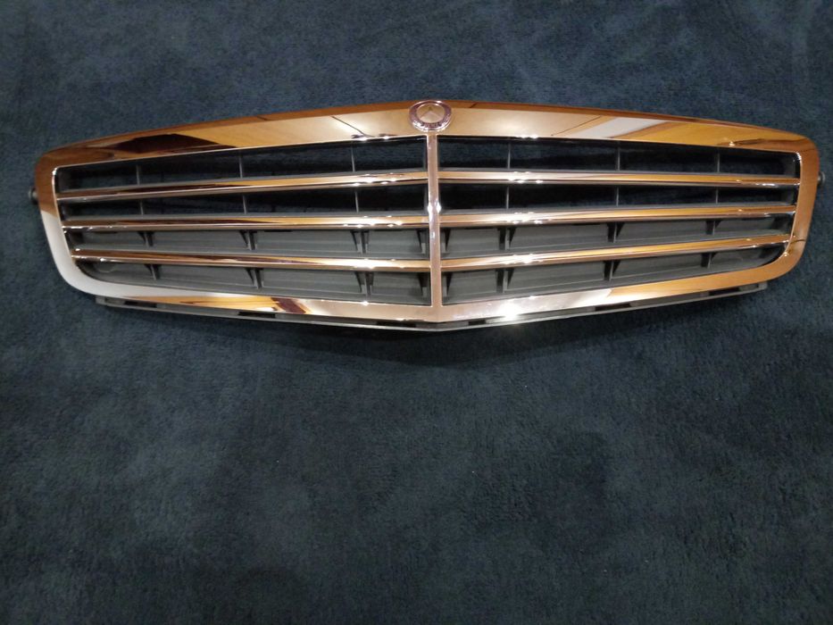 Grelha de um Mercedes Classe CW 240
