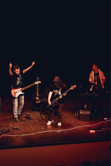 ЦЕНТР уроки гитары барабанов вокала ф-но / уроки гітари фортепіано