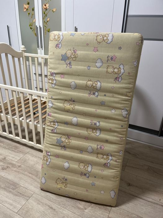 Дитяче ліжечко з матрасом