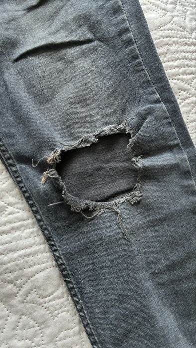 Czarne dzinsy zara man XL/42 z dziurami