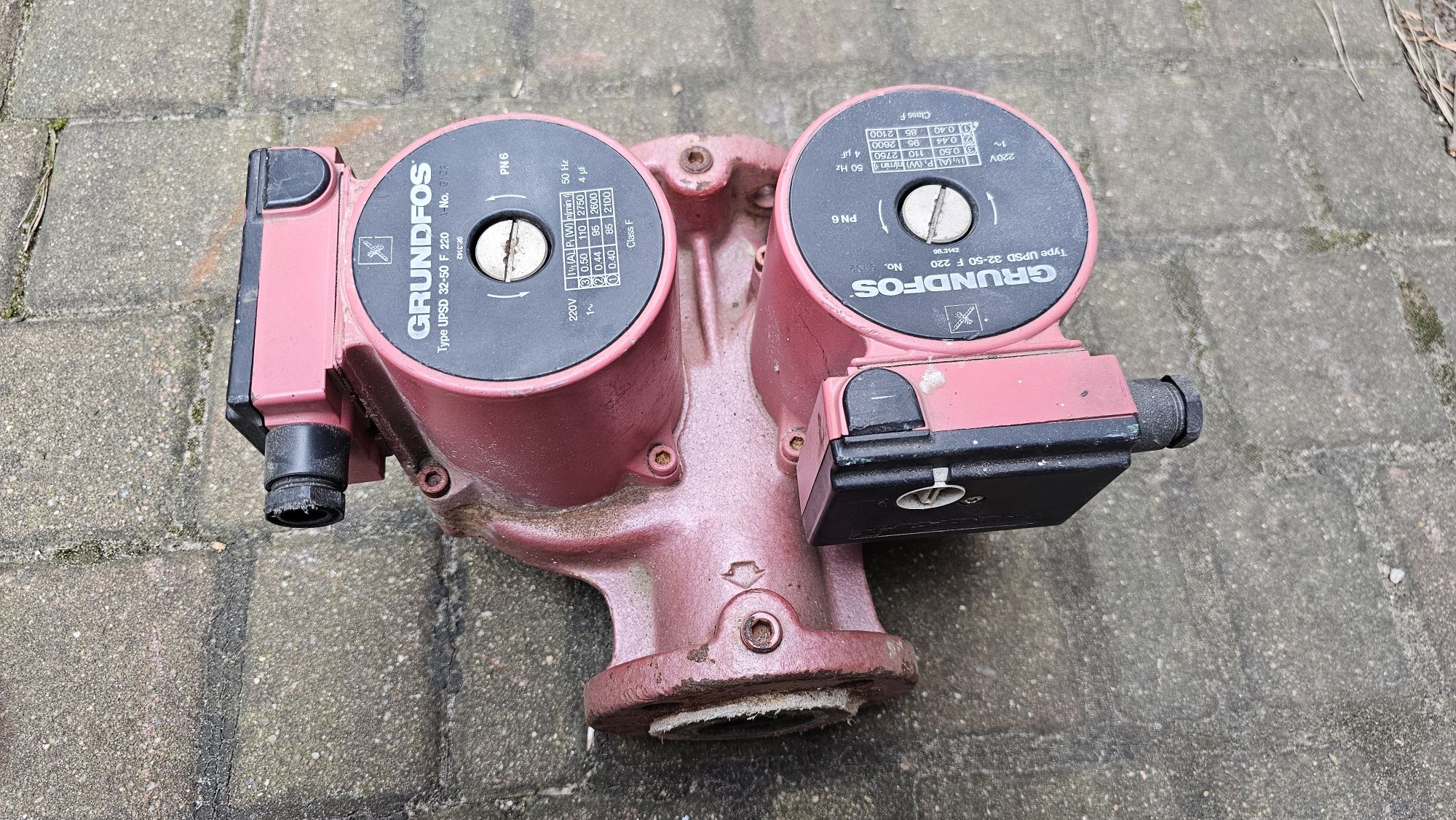 Podwójna pompa wody obiegowa Grundfos UPSD 32-50 F 220