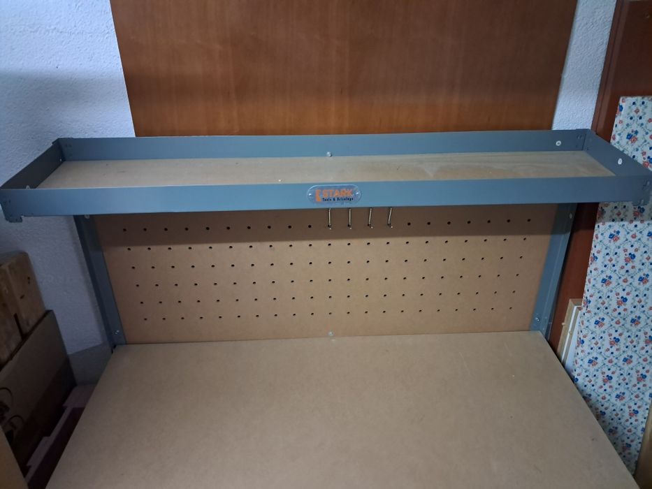 Bancada de Trabalho Cinzenta com Placa Perfurada, Bancada em Aço e MDF