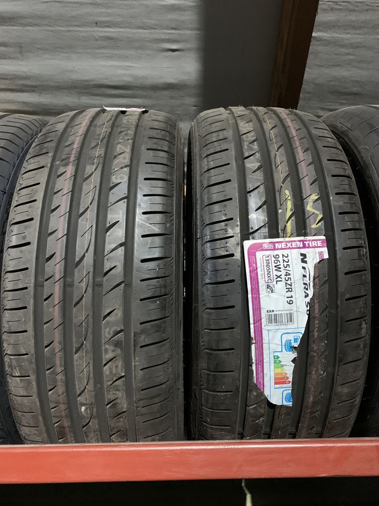 225/45R19	Nexen NFera SU4 (96W XL) Китай шини нові літо