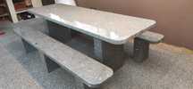 Mesa em granito amarelo ou cinza