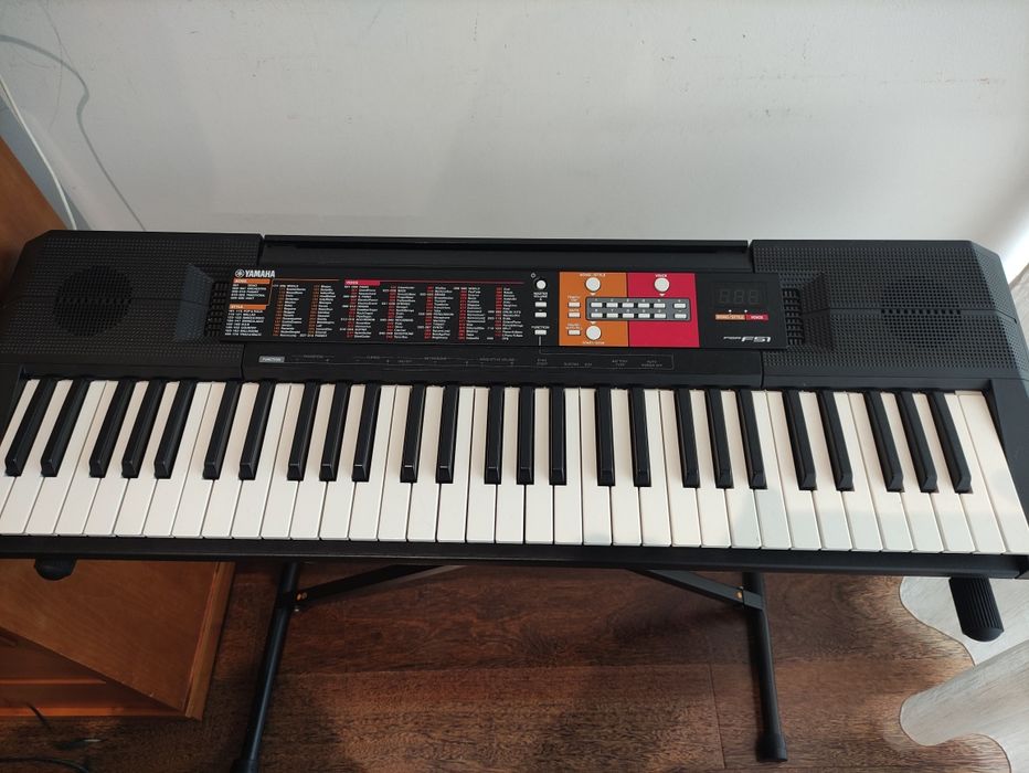 Vendo  teclado portátil Yamaha PSR-F51.