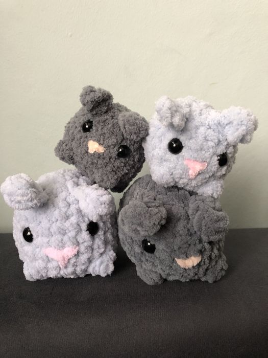 Większy pluszowy królik na szydełku - jasnoszary