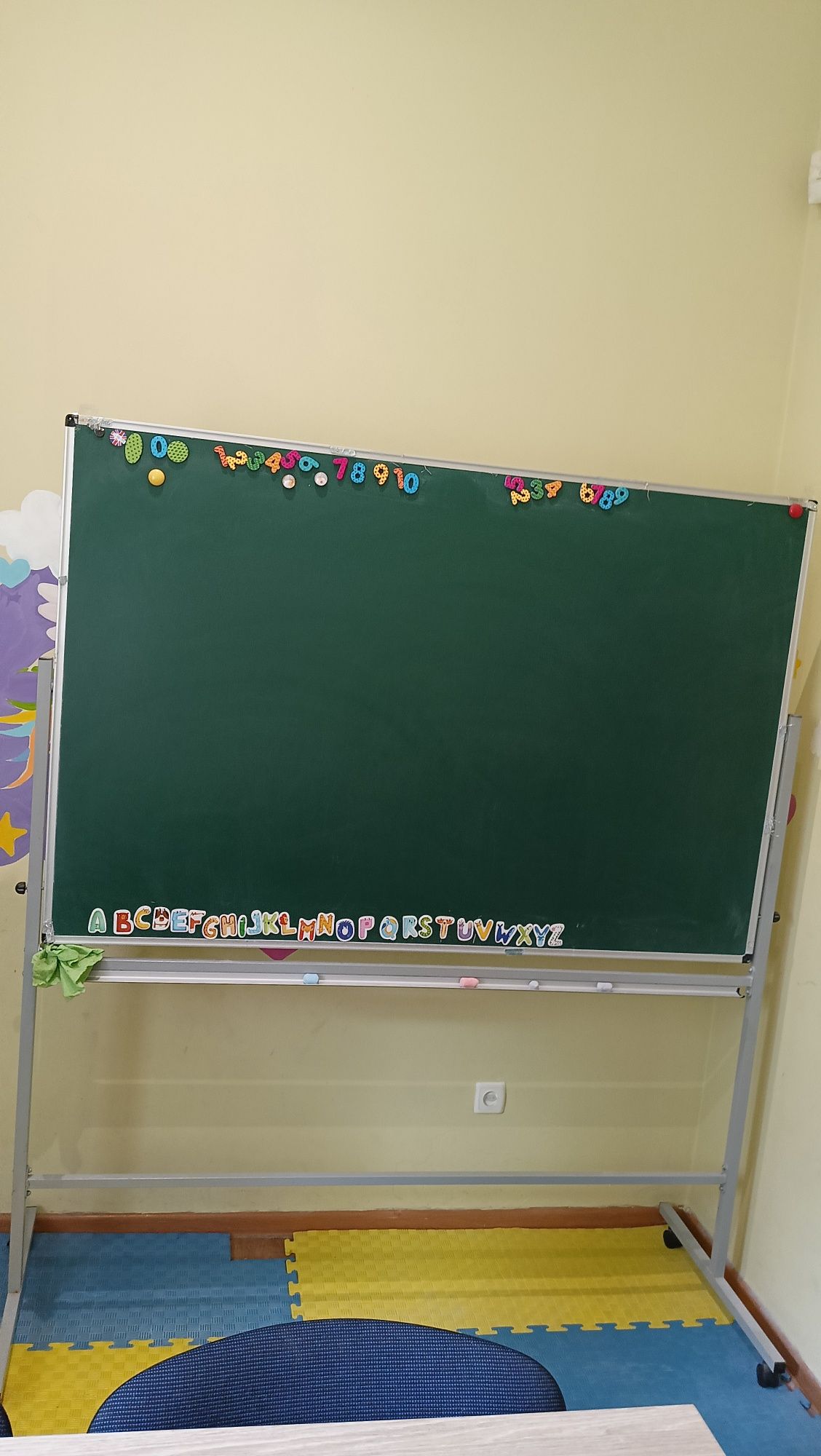 Продам двухстороннюю мело-маркерную магнитную доску 150×100