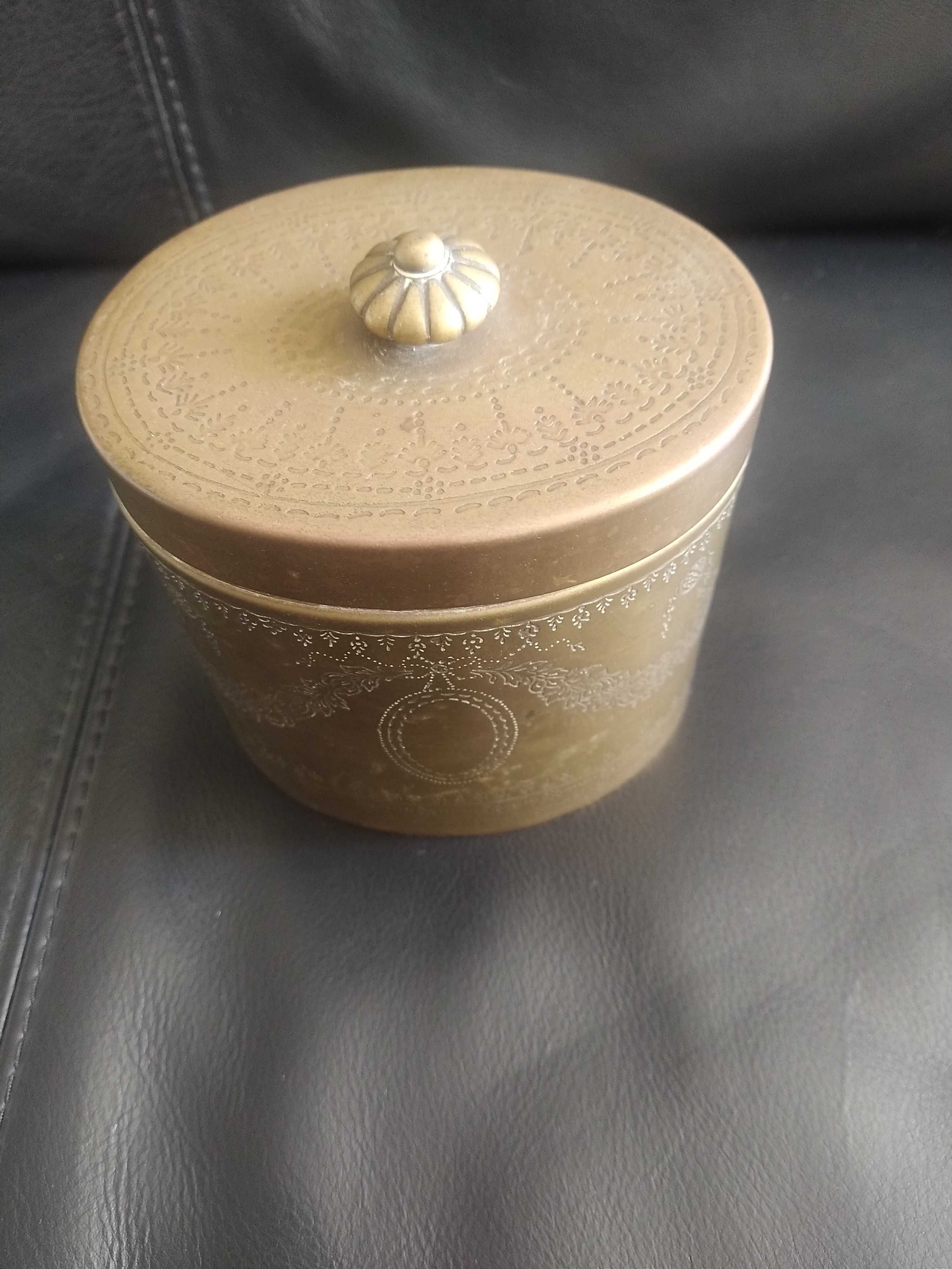 Antiga lata de chá, em latão dourado, com relevos