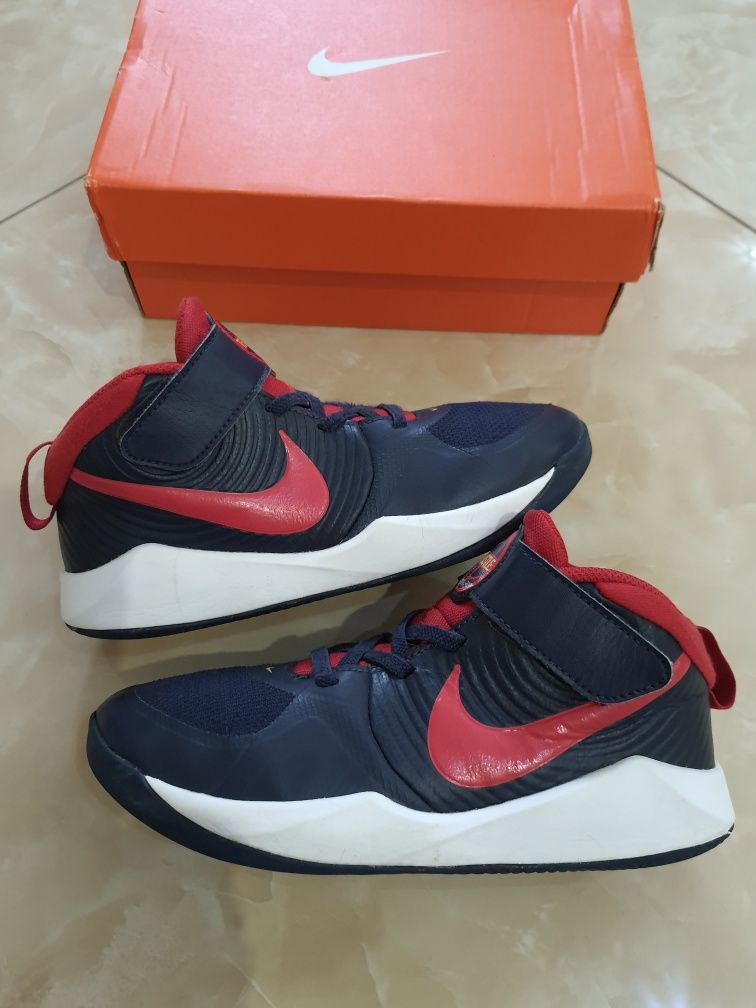 Кросівки NIKE TEAM HUSTLE, eur 34 оригінал