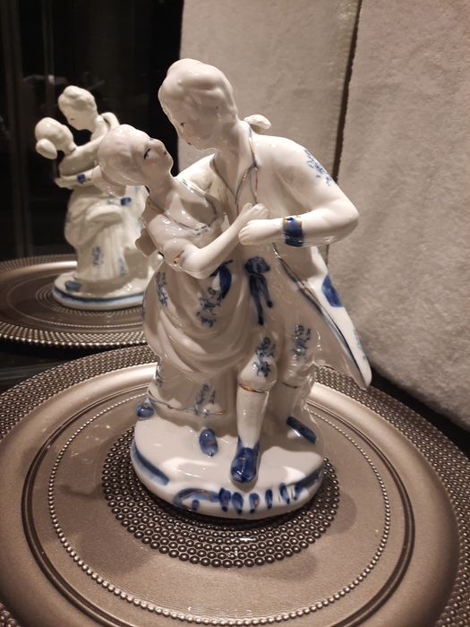 Продам фарфоровую статуэтку