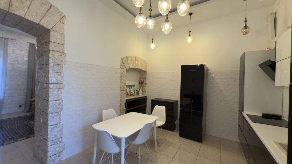 Продам 3 комнатную квартиру с ремонтом центр Старобазарный сквер