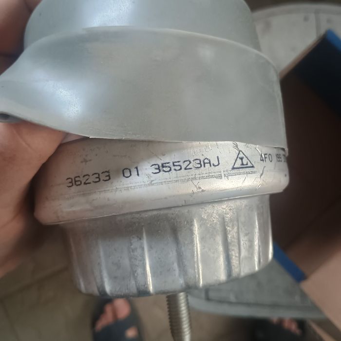 Подушка двигуна Audi a6с6 2.4 BDW