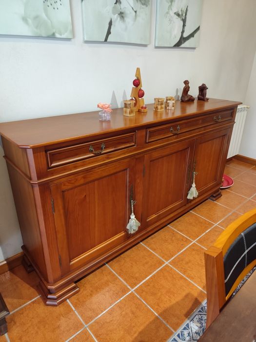 Aparador de três portas