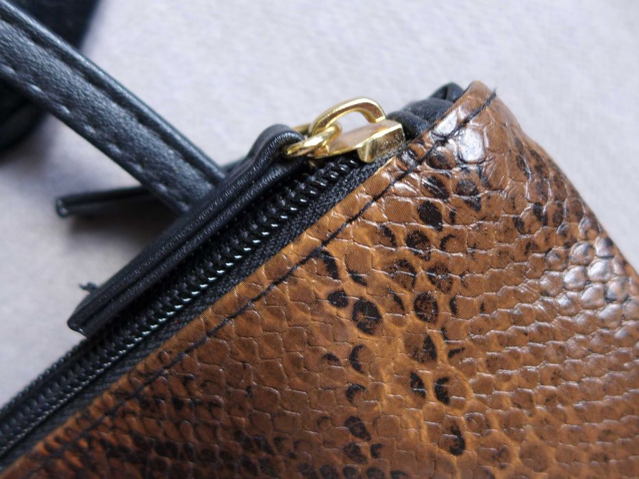 Mała lekka torebka na ramię - skóra węża - regulowany długi pasek