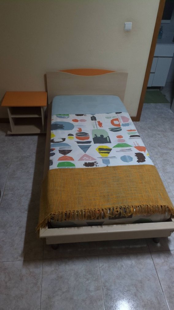 Quarto criança ( Cama, Secretária, Mesa de Cabeceira, Aparador)