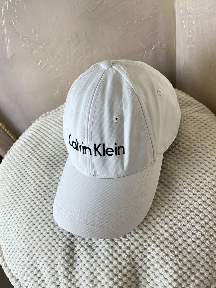 Біла кепка Calvin Klein — стриманий преміум-стиль