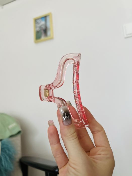 Różowa spinka do włosów alternative coquette