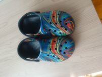 Crocs czarne w kolorowe mazy w rozmiarze c12 czyli 29-30