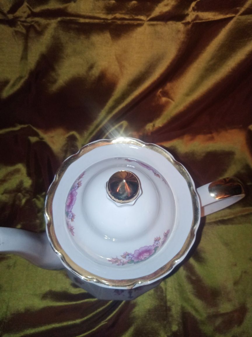 Чайник большой фарфоровый