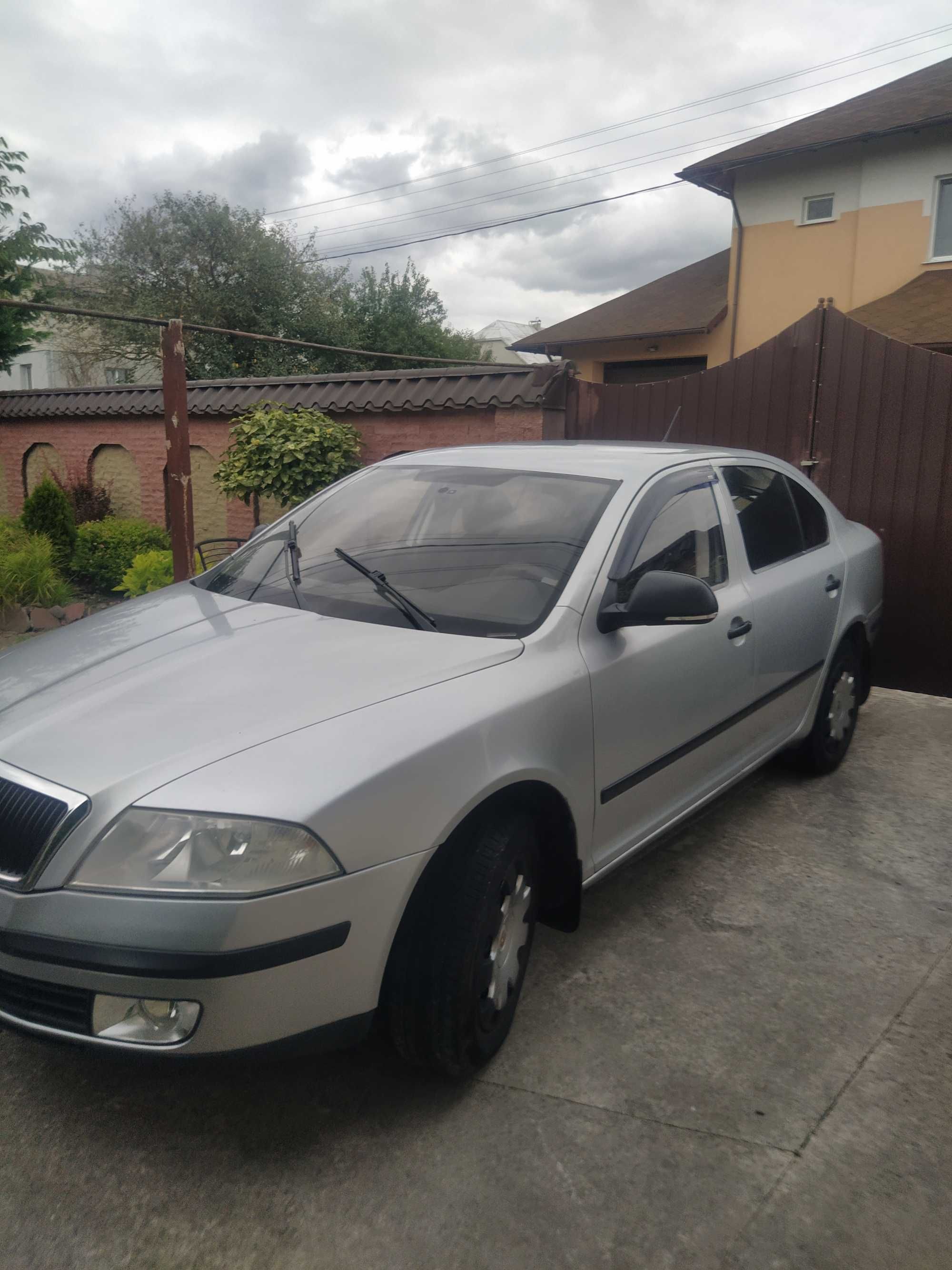 Продаж авто SKODA OKTAVIA TUUR 2012 р.