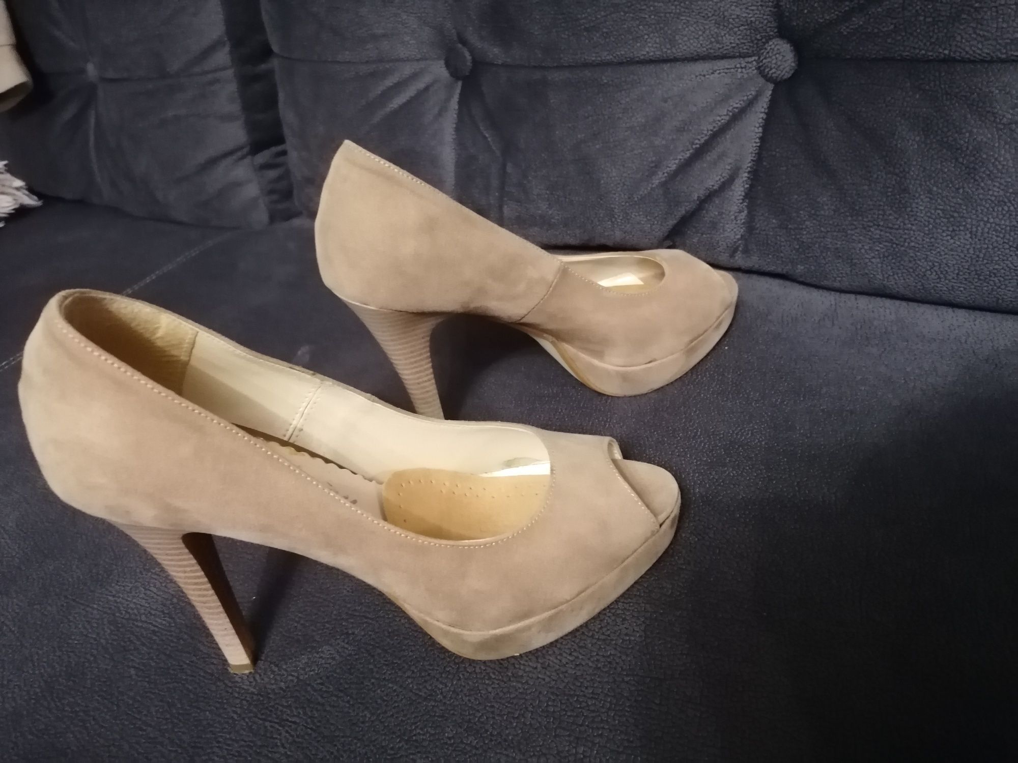 Sprzedam eleganckie buty . Beżowe rozmiar 39