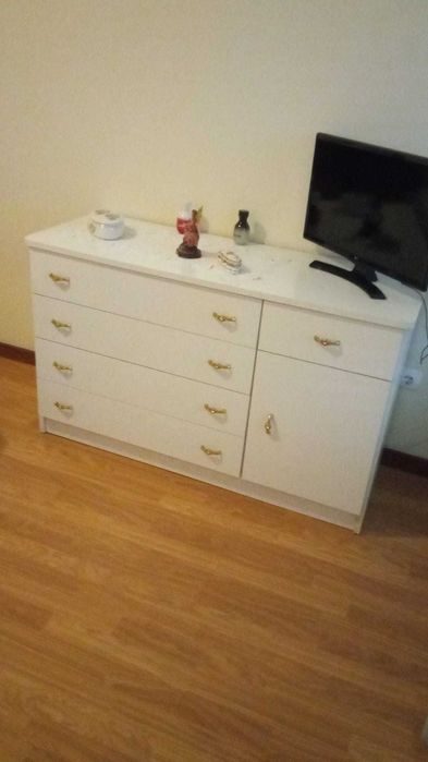 Vendo mesas cabeceiras, cómoda e cama, sem colchão e sem estrado