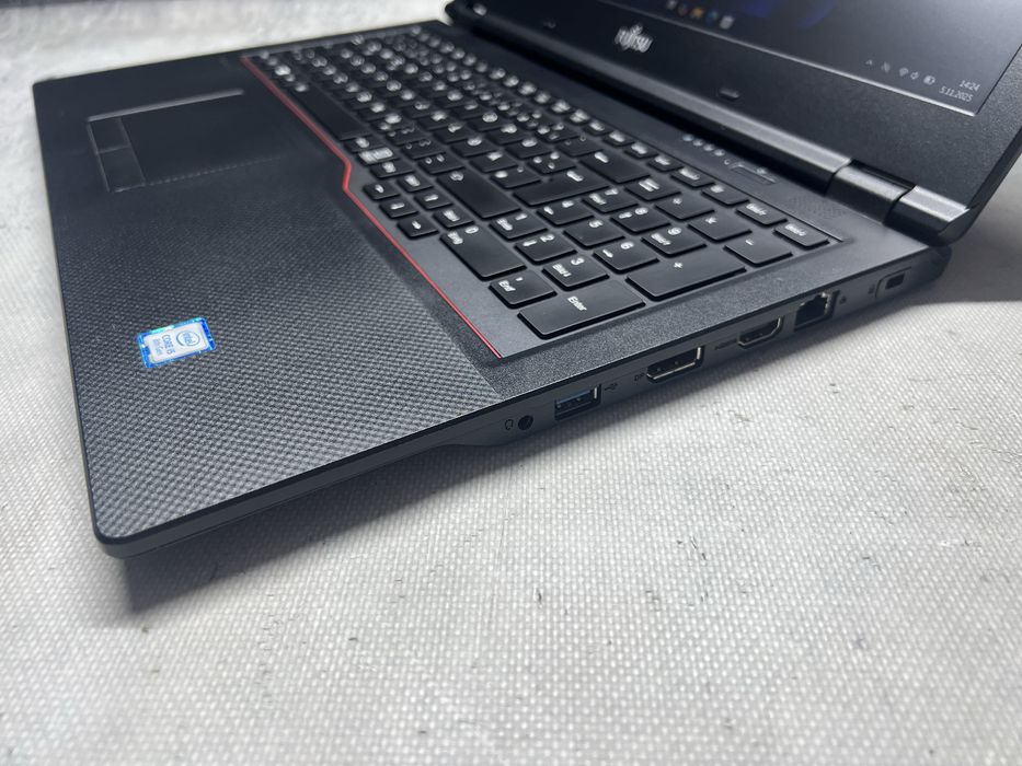 Fujitsu / i5 8265u 3.9GHz / 16GB DDR4 / 512 SSD / 15.6 FHD / W11 Pro