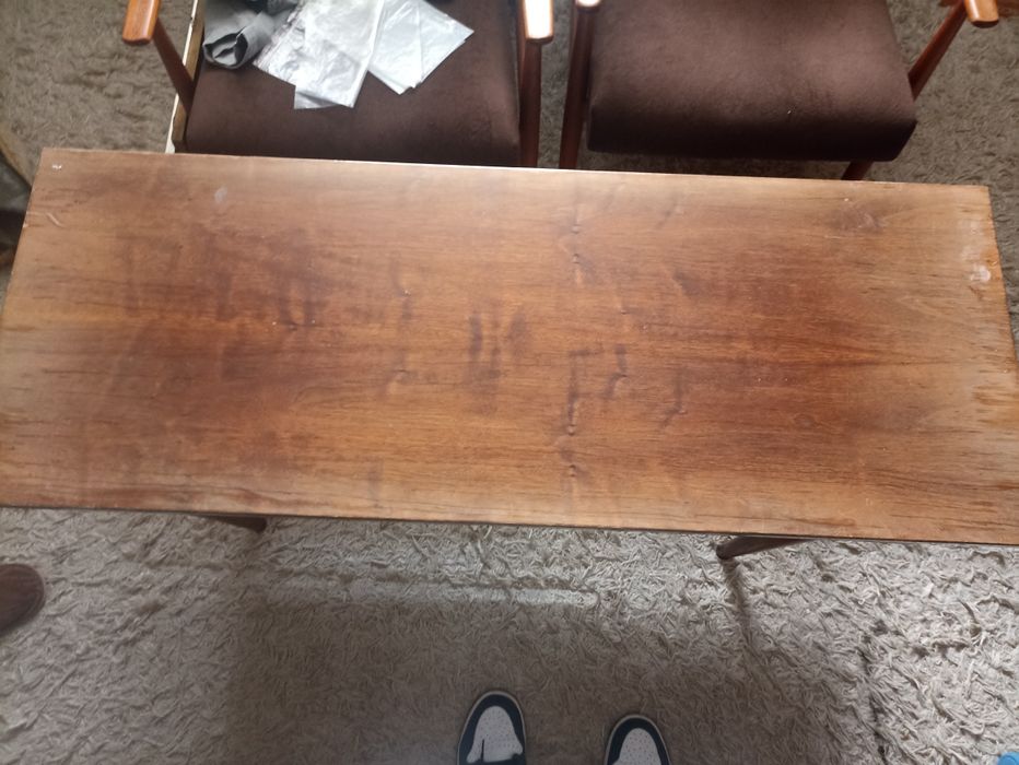 Drewniany stolik i krzesełka