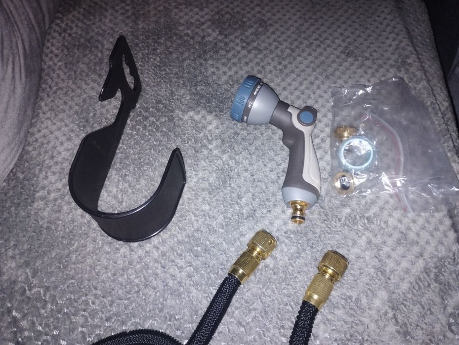 Zraszacz ogrodowy z wężem rozciągliwym