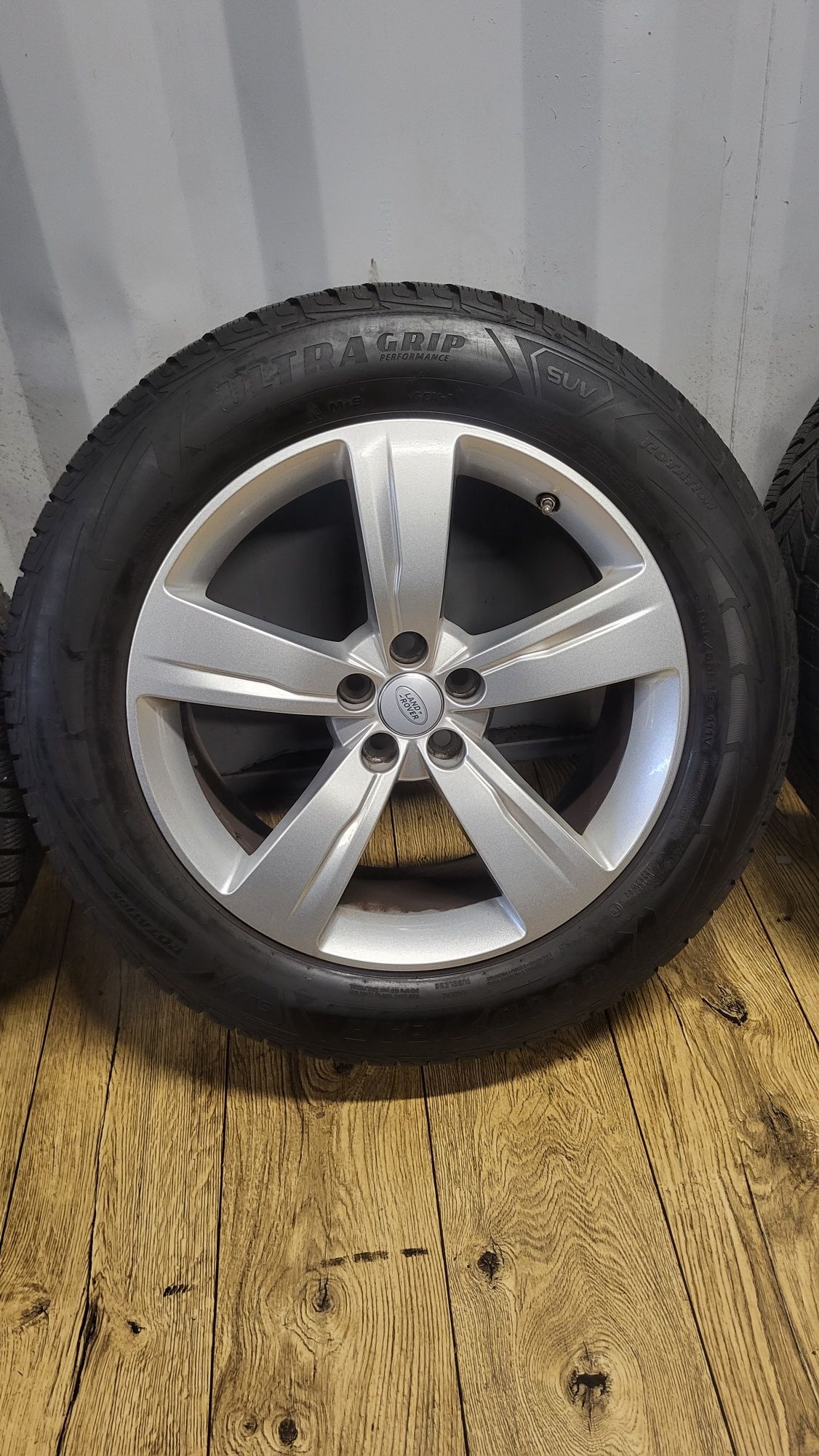 Felgi Land Rover 19" z oponami 255/55 R19 Range Velar Kuga Volvo XC90